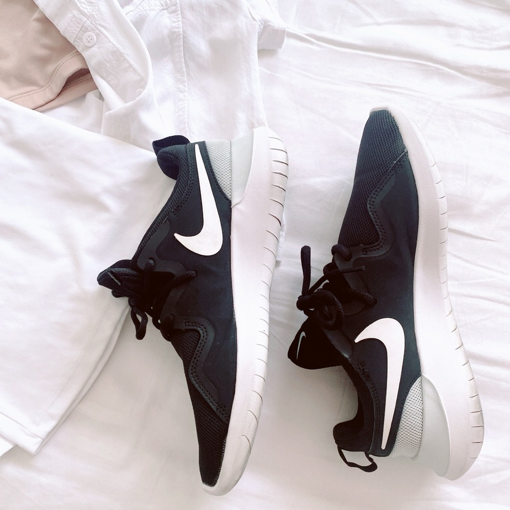 Nike women’s flex experience sneakers